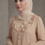 شومیز مجلسی یقه هفت مدل لیور کرم(تزئین‌شده با گیپور)