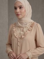 شومیز مجلسی یقه هفت مدل لیور کرم(تزئین‌شده با گیپور)
