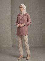 شومیز مجلسی یقه هفت مدل لیور کالباسی تیره(تزئین‌شده با گیپور) - تصویر 2