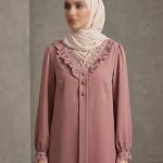 شومیز مجلسی یقه هفت مدل لیور کالباسی تیره(تزئین‌شده با گیپور)