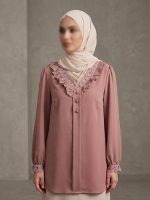 شومیز مجلسی یقه هفت مدل لیور کالباسی تیره(تزئین‌شده با گیپور)